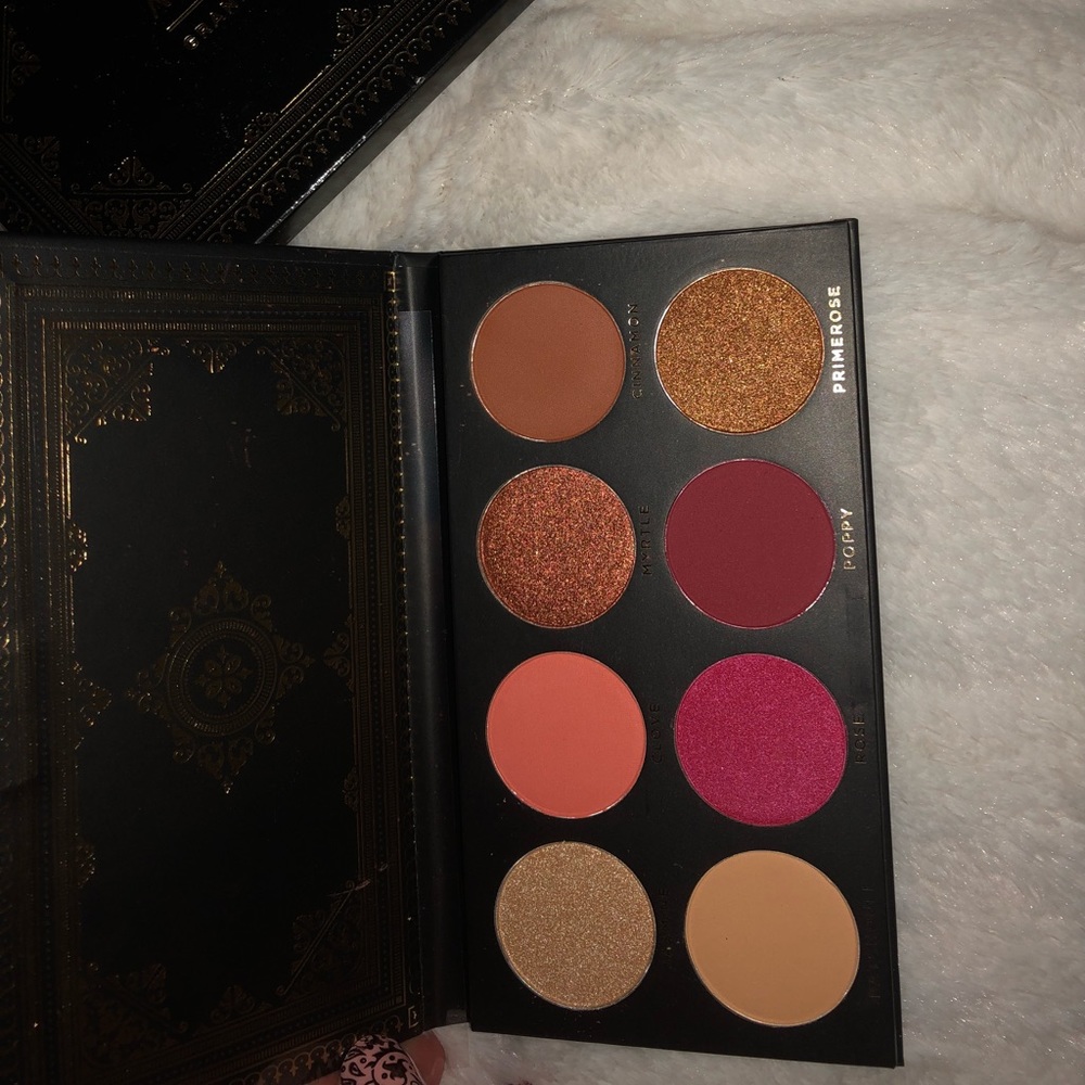 Never used eyeshadow palette✨